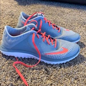 Women’s Nike tennis shoes
